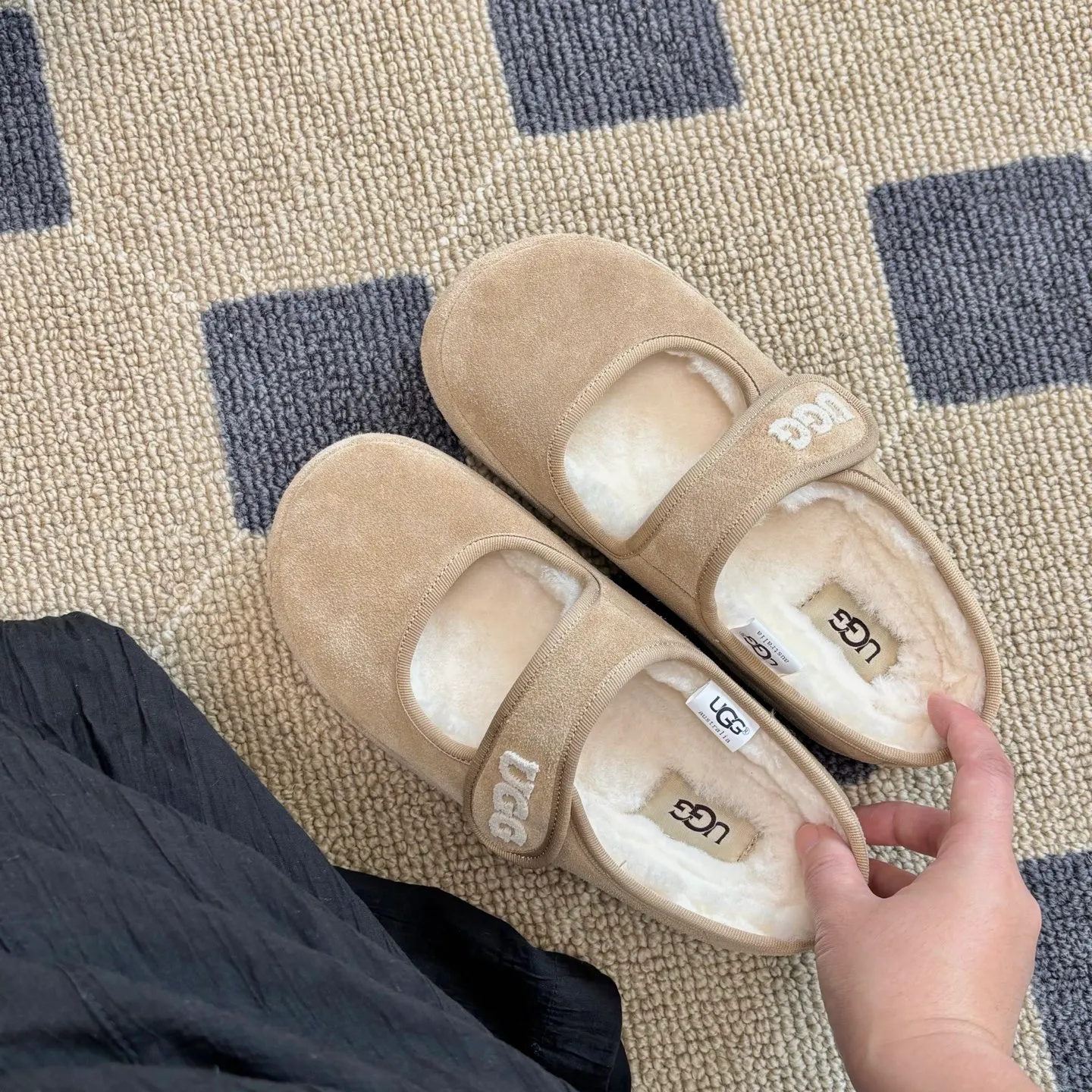 💰460Ugg toothbrush embroidered wool Mary Jane version 2.0 is back. It has a soft and waxy winter feel. It is the right choice. Customized cow suede with Australian merino wool. The built-in water table is invisible and increases the height by 4 cm. The texture is great. It is easy to put on and take off. Size: 35 - 40